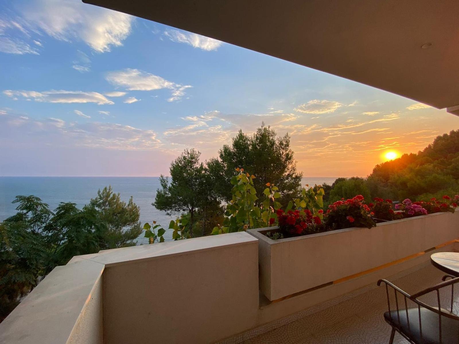 Villa D Hotel-Restaurant-Private Beach Durrës Buitenkant foto